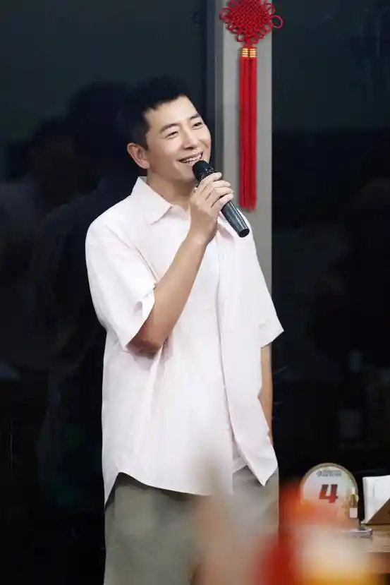 《中餐厅》爆笑婚宴现场 瞿颖军歌献唱引爆氛围感